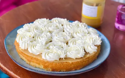 En saftig tårta med fluffig grädde och en härlig citronfyllning. Perfekt att baka med citron till fikat.