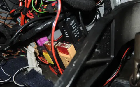 Pompka centralnego zamka Audi A4 B5 znajduje się w wiązce przewodów pod deską rozdzielczą, obok bezpieczników.