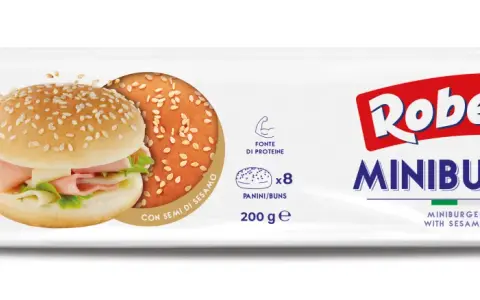 Opakowanie bułek do mini burgerów z sezamem, z widocznymi dwoma gotowymi mini burgerami.