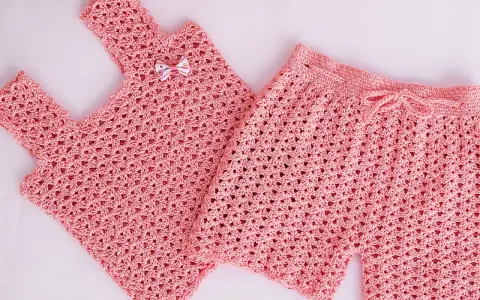 Conjunto de top y pantalón corto de crochet rosa para niña. El pantalón corto tiene un cordón para ajustar.