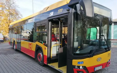 Autobus KML 777 z otwartymi drzwiami, gotowy do odjazdu. Sprawdź kmł rozkład jazdy i wsiadaj!