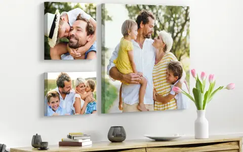 Trois toiles format 20f présentent une famille heureuse. Sur la plus grande, les parents câlinent leurs enfants. Une autre montre un père et son fils, et la troisième, une famille souriante.