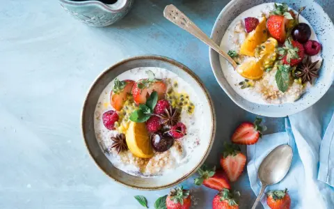 Zwei Schalen Haferbrei mit frischen Beeren, Orange und Passionsfrucht. Sanfte Kolitis ulcerosa Rezepte, die gut tun.