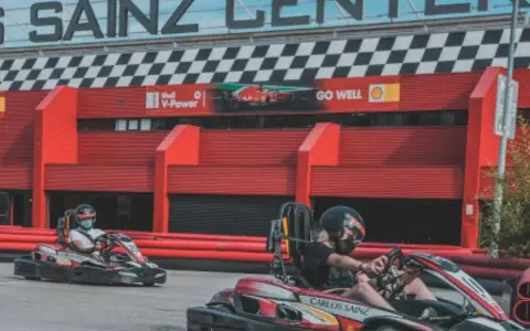 Niños compiten en karts en el Carlos Sainz Center, sintiendo la emoción de las carreras.