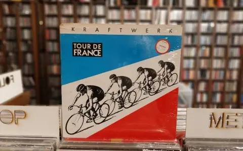 Kraftwerk Tour de France na winylu, z kolarzami w ruchu. Klasyka muzyki elektronicznej w sklepie z płytami.