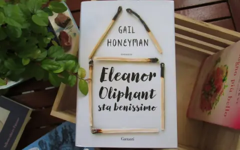 Copertina del libro "Eleanor Oliphant sta benissimo" di Gail Honeyman, con fiammiferi disposti a formare una casa.