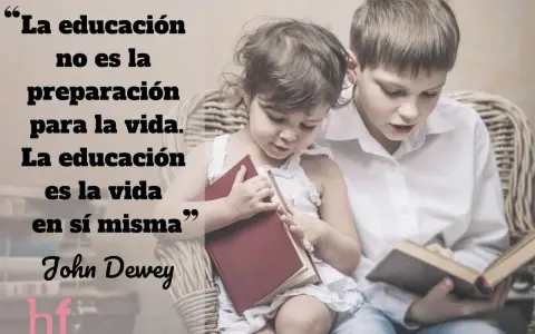 Niños leyendo, inspirados por lemas educativos. La educación es la vida misma, según John Dewey.