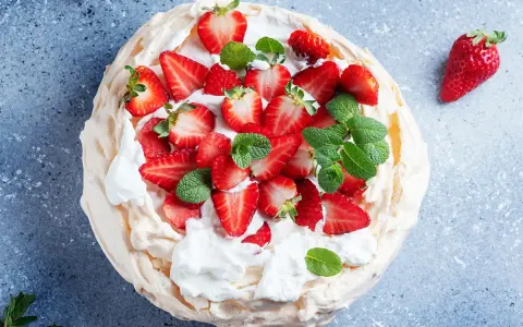 Pyszny deser Pavlova z truskawkami, idealny przepis na bezy z 3 białek. Lekka i chrupiąca beza z bitą śmietaną i owocami.