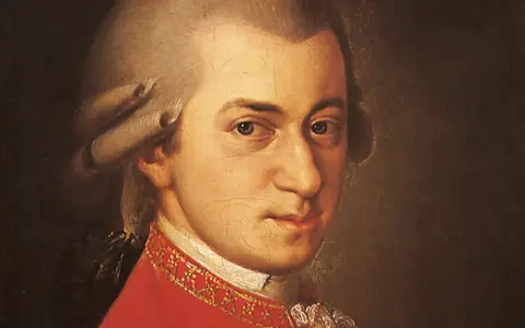 Portret Wolfganga Amadeusza Mozarta w czerwonym stroju. Wyobraźmy sobie, że to on opowiadał historie o swoich dzieciach.