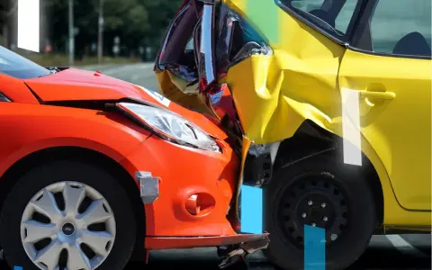 Zderzenie dwóch samochodów, pomarańczowego i żółtego. Dowiedz się, jak zgłosić szkodę auta po wypadku.