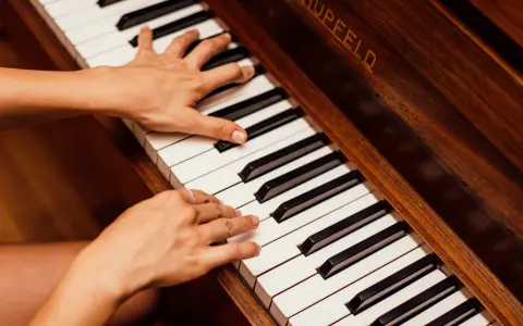 Sekret fortepianu: Dlaczego to instrument strunowy uderzany?
