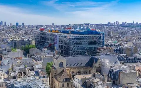 Vista aérea de París con el **Centro Pompidou** destacando entre los tejados.