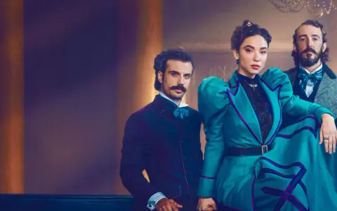 I personaggi della serie Lidia Poet, in abiti d'epoca, posano con eleganza.