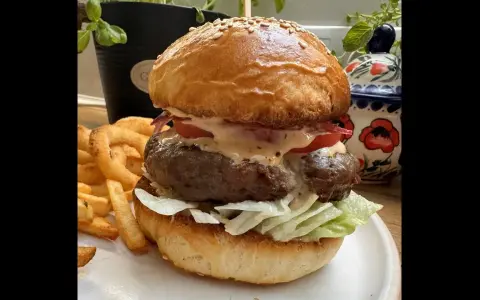 Jak zrobić burgery wołowe, które zachwycą smakiem i soczystością