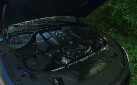 Silnik BMW z napisem "M Performance" gotowy do generowania potężnego momentu obrotowego.