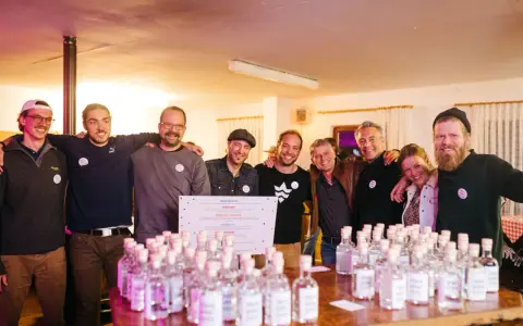 Gruppe feiert mit vielen Flaschen norddeutscher Schnaps.