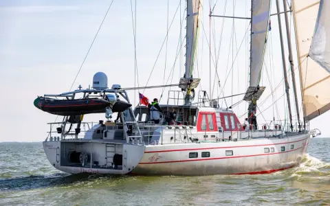 Segelboot "The Creek" mit Beiboot und Besatzung auf dem Wasser. Ein pelagic 77-Abenteuer beginnt.