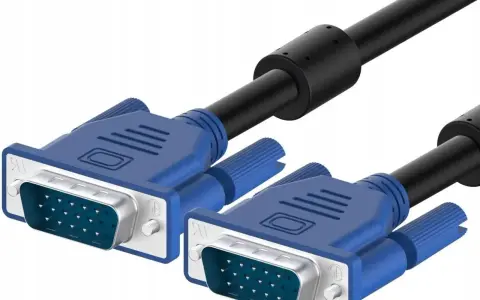 Dwa niebieskie kable VGA, idealne do podłączenia monitorów studyjnych.