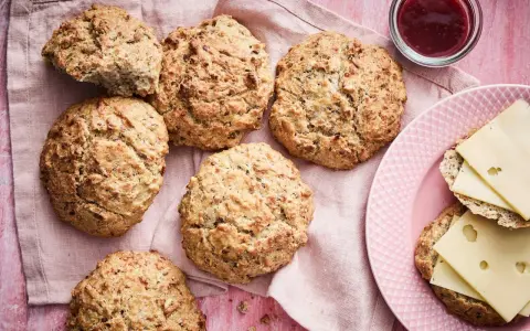 Här är ett enkelt frallor recept: nybakade, gyllene frallor med frön, redo att avnjutas med ost och sylt.