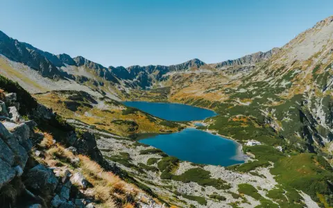 Widok na Tatry Wysokie, gdzie morskie oko trasa prowadzi przez malownicze doliny z jeziorami.