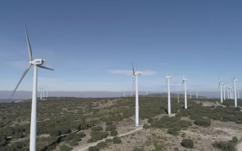 Windpark in Griechenland: Viele Windräder auf einem Hügel, die saubere Energie für Griechenland erzeugen.
