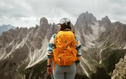 Widok na majestatyczne Cadini di Misurina z plecakiem na plecach.