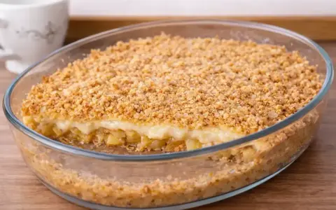 Pyszny crumble z jabłkami w szklanej formie, z chrupiącą kruszonką i kawałkami jabłek. Idealny deser na każdą okazję.