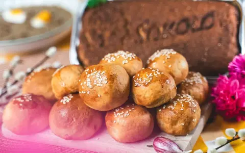Pyszne przystawki na Wielkanoc: babeczki z makiem i sezamem, żurek z jajkiem i ciasto z napisem "Sokolo".