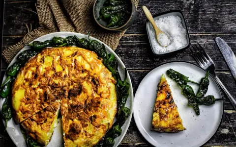 Spanische Tortilla mit Kartoffeln und Paprika, ein köstliches spanische Tortilla Rezept, serviert mit Salz und Pimientos de Padrón.