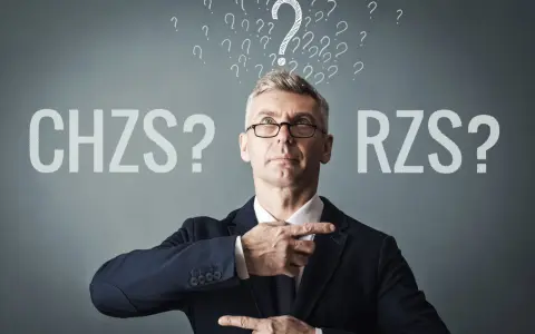 Mężczyzna w garniturze zastanawia się nad objawami zapalenia stawów: CHZS czy RZS?
