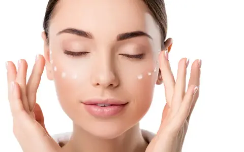 Frau trägt Creme auf, die Frage nach der richtigen retinol welche konzentration ist wichtig für die Hautpflege.