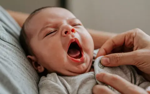 Bebé bostezando, quizás uno de esos despertares nocturnos de un bebé de 1 año.
