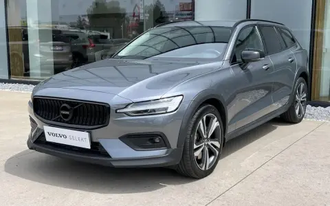 Szary Volvo V60 Cross Country. Zastanawiasz się, jaki silnik wybrać? Ten model to świetny wybór na rodzinne wypady.