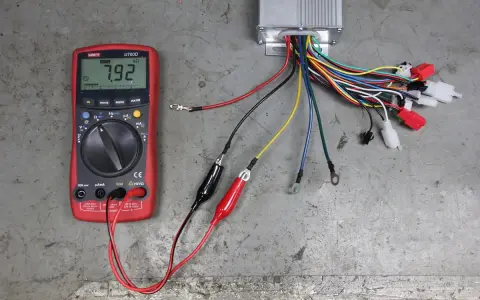 Multimetr pokazuje 7.92 kΩ, co jest częścią procesu, jak sprawdzić sterownik roweru elektrycznego.