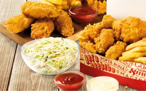 Chrupiące kawałki kurczaka w panierce kfc oryginalny przepis, frytki, surówka coleslaw i sosy.