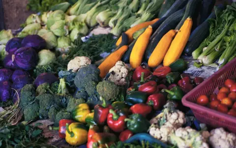 Un étalage coloré de légumes frais : brocolis, poivrons, courgettes, choux, tomates. Un festin pour la santé, plein d'anti inflammatoire naturel.