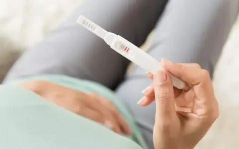 Dwie kreski na teście ciążowym. Kiedy zrobić test ciążowy? To pytanie zadaje sobie wiele kobiet.