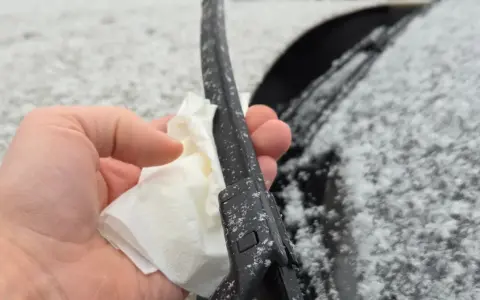 Zima zaskoczyła? Zobacz, jak wymienić wycieraczkę w aucie, gdy spadnie śnieg.