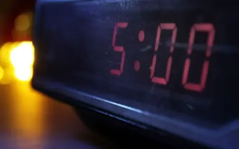 Budzik pokazuje 5:00. Czas na dołączenie do klubu 5 rano i rozpoczęcie dnia z energią.
