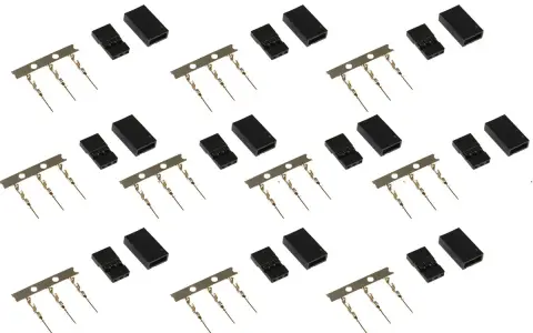 Mehrere Sätze von Steckern mit 3 Stiften und schwarzen Gehäusen, bereit für elektrische Verbindungen.