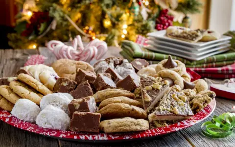 Bandeja festiva con dulces navideños: galletas, fudge de chocolate y más. ¡Perfecta para aprender como preparar una bandeja de dulces navideños!