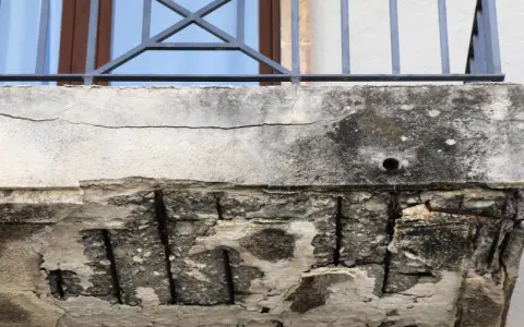 Beton bröckelt, Bewehrung rostet. Dieser Balkon braucht dringend eine Sanierung, um wieder sicher zu werden.