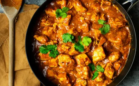 Aksamitny kurczak w sosie curry, gotowy w mgnieniu oka. Prosty przepis na pyszny obiad.