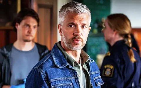 Alexander utreder ett mord i Sandhamn. Han ser fundersam ut.