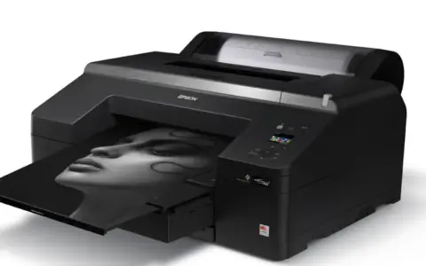 Czarna drukarka Epson tworzy wydruk wysokiej jakości fotograficznej z wizerunkiem twarzy.