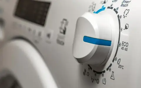 Manopola bianca con indicatori per programmi di lavaggio, tra cui "Smart Touch" e "ECO 40-60". Ideale per il lavaggio delicati lavatrice.