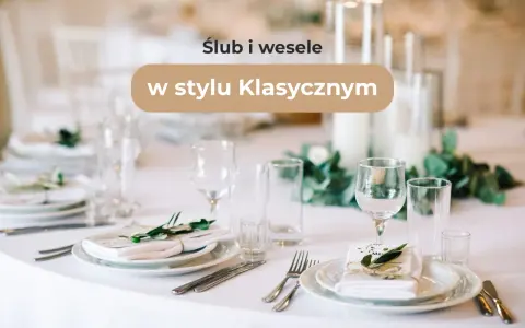 Eleganckie nakrycie stołu na wesele w stylu klasycznym. Biały obrus, szkło, zielone gałązki i menu tworzą wyrafinowaną atmosferę.