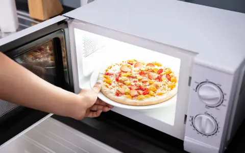 Jak zrobić pizzę w mikrofali - szybki przepis na pyszną pizzę w domu