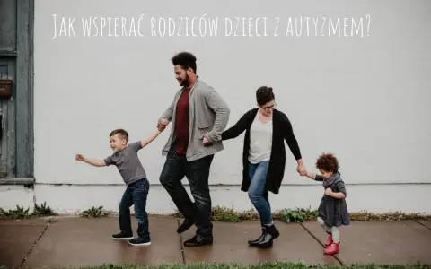 Rodzina idzie chodnikiem, trzymając się za ręce. Tekst na ścianie: "Jak wspierać rodziców dzieci z autyzmem?".