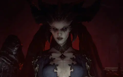 Lilith, la Madre del Engaño en Diablo 4, mira fijamente con sus ojos azules, rodeada de una atmósfera sombría y un seguidor encapuchado.
